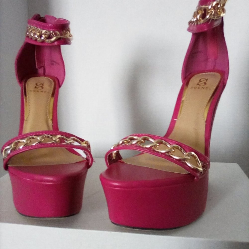 Size 7 Scene bright pink zipper heel gold chain accent wedge.